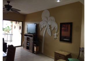 佩尼亚斯科港Sonoran Sea Resort的客厅墙上挂着花壁画