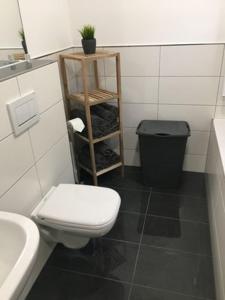 海尔巴德海利根斯塔特Zimmervermietung Hofmeister的一间带卫生间和垃圾桶的浴室