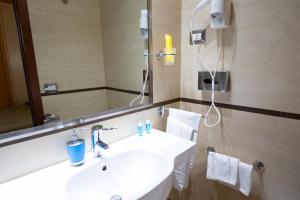 罗马赛尔瓦拉公园酒店的浴室设有白色水槽和镜子