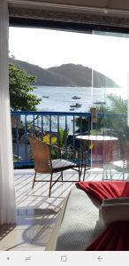 布希奥斯科罗纳多海滩酒店 的客房设有一个享有水景的阳台。