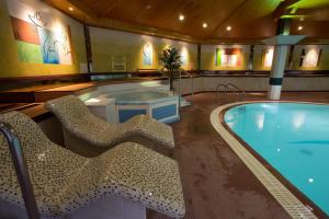 库克斯敦格伦纳云别墅酒店的一个带椅子和热水浴缸的大型游泳池