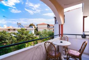 卡尼奥提卡利普索酒店的设有一个配有桌椅并享有美景的阳台。