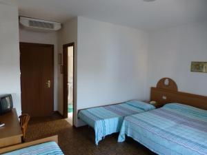 罗索利纳马雷索莱酒店的一间酒店客房,设有两张床和电视