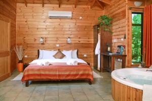 Neot Golan水中天酒店的一间卧室配有一张床和浴缸