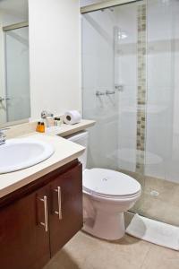 波哥大Aparta-Suites Mirador del Recuerdo的浴室配有卫生间、盥洗盆和淋浴。