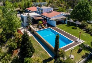 阿马兰特Casa da Costa Grande的享有带游泳池的房屋的空中景致