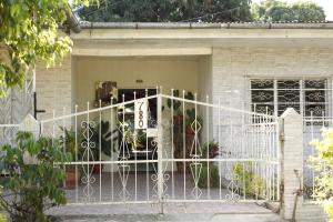 塔拉波托Backpacker Kitara House的房屋前的白色门