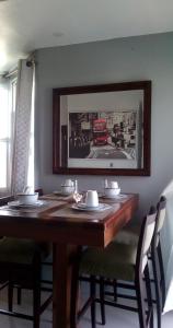 伯利兹城DB Tower Vacation Rental的一张餐桌,上面有一张消防车的照片