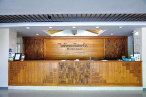 北榄坡Maihom Resort Hotel的大楼内拥有大型木墙的餐厅