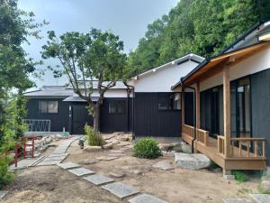 冈山Touchian / Vacation STAY 1026的后院,有房子和树