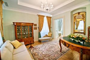 纳文丘夫罗扎纳公寓的带沙发、桌子和镜子的客厅