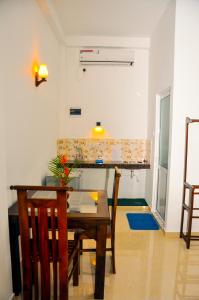 乌纳瓦图纳Hiru Resort Inn Unawatuna的一间带桌子和桌椅的用餐室