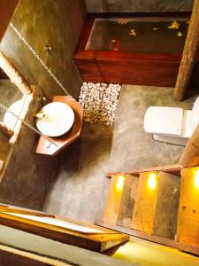 丹不拉girilena resort的享有带卫生间的浴室的顶部景致
