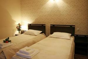 Zemborzyce DolneZajazd Kmicic的两张位于酒店客房的床,配有毛巾