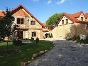 Zemborzyce DolneZajazd Kmicic的一座大型石头房子,前面有一条小路