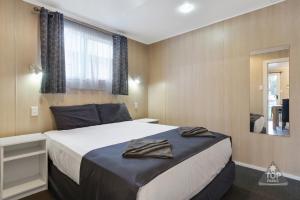 玛格丽特河玛格丽特河观光园酒店的一间卧室配有一张床,上面有两条毛巾