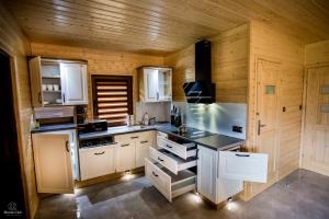 索利纳KaliMera的一间厨房,配有白色家电和木墙