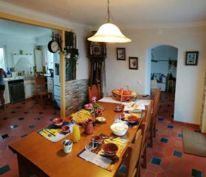 Cela VelhaCasinha d'Alice et Serge的用餐室配有餐桌和食物