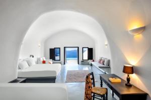 阿克罗蒂里Grand Ambassador Santorini Hotel的客厅配有白色的沙发和桌子