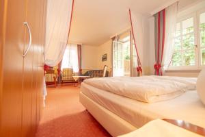 普雷罗Hotel Residenz Rennhack的一间带两张床的卧室和一间客厅