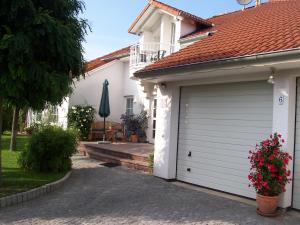 NiedensteinFewo "Habichtswald"的白色的房子,设有车库和庭院