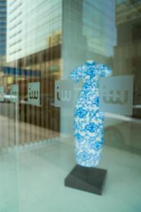 香港IW酒店的窗前的蓝色和白色花瓶
