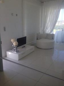 卡拉塔斯Reveli Estate的白色的客厅配有白色的沙发和桌子