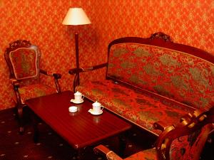 乌兰巴托白屋酒店的带沙发、桌子和椅子的客房
