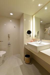 万隆丘姆布鲁伊特哈里斯酒店及会议中心 - 万隆的一间带水槽、卫生间和镜子的浴室