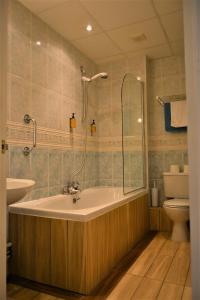 马奇奥利弗克伦威尔酒店的带浴缸和卫生间的浴室。