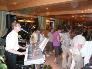 马尼戈冷杉健康美食酒店餐厅的一群人玩键盘的人