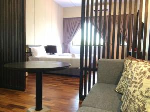 瓜拉雪兰戈维精品酒店的客厅配有桌子和沙发
