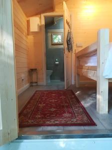 CarrigansDunmore Gardens Log Cabins的房屋内带地毯和浴缸的走廊