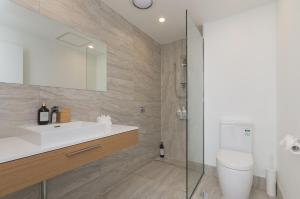 珀斯日落广场公寓的一间带水槽、卫生间和淋浴的浴室