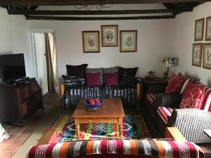 布雷达斯多普Carneddie Cottage - main的客厅配有沙发和桌子
