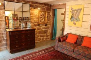 奥特罗特L'ateliere的带沙发和石墙的客厅