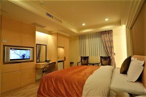 垦丁大街垦丁宁静海渡假旅店的配有一张床和一台平面电视的酒店客房