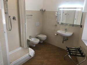 热那亚肖邦酒店的浴室配有卫生间、盥洗盆和淋浴。