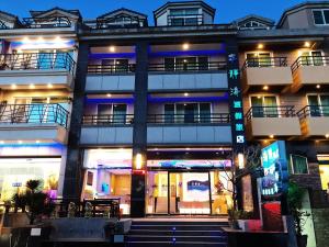 垦丁大街垦丁宁静海渡假旅店的一座蓝色灯光的大建筑