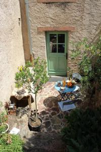 奥特罗特L'ateliere的一个带桌子和绿门的庭院