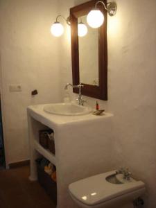 法马拉Casa Callao的一间带水槽、卫生间和镜子的浴室