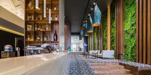 雅西尤尼里亚酒店及水疗中心的大堂设有墙上植物酒吧