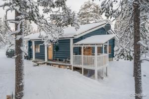 萨利色尔卡Auroracabin Chalets的雪中带雪盖屋顶的蓝色房子