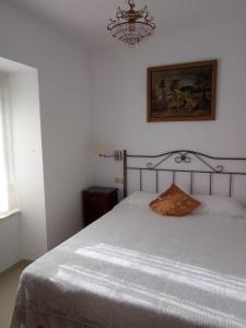 阿尔德亚达维拉德拉里韦拉Casa Rural Mimbrero的卧室配有白色床和吊灯