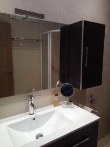 阿尔德亚达维拉德拉里韦拉Casa Rural Mimbrero的浴室设有白色水槽和镜子