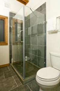 威尔森凡尔赛德度假酒店的带淋浴和卫生间的浴室