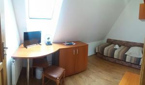 波普拉德Star的客房设有一张书桌、一台电脑和一张床