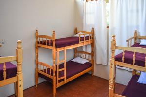 San José PinulaHotel y Resort Quinta del Sol的一间房间,设有三张双层床