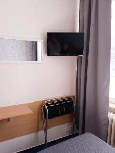 克拉托维洛斯沃维酒店的一间卧室配有一张床,墙上配有电视