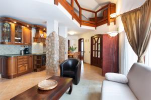 豪伊杜索博斯洛Hajdu Apartman 2.的厨房以及带沙发和桌子的客厅。